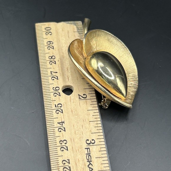Vintage SIGNED PASTELLI LEAF Brooch Pin brushed gold tone texured Costume - Picture 5 of 6